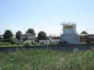 Obrázok - názov: Pohľad na areál Slovnaft, a.s., terminál Kľačany, objekt Holíč