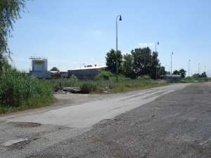 Obrázok - názov: Pohľad zo severu na areál Slovnaft, a.s., terminál Kľačany, objekt Holíč