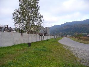 Obrázok - názov: Pohľad na vrty situované za podzemnou tesniacou stenou v severnej časti areálu (hydraulická clona).