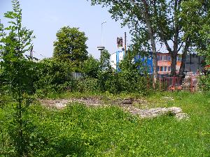 Obrázok - názov: Pohľad na miesto v areáli bývalého v.d. SNAHA, kde boli v minulosti nelegálne uložené rôzne chemikálie a pod.