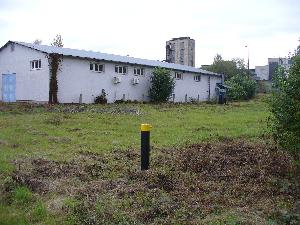 Obrázok - názov: Pohľad od J na S, na vrt M-2. V pozadí je budova na mieste, kde v minulosti bola nádrž na ĽVO.