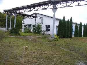 Obrázok - názov: Pohľad od S na J, na starší monitorovací vrt, na druhej (severnej) strane budovy v mieste ktorej sa v minulosti nachádzala nádrž na ĽVO.