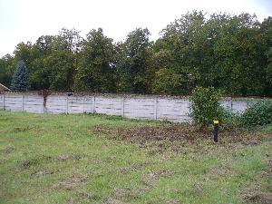 Obrázok - názov: Pohľad od Z na V, na vrt M-2, v ktorom bolo zistené znečistenie. Zaním je vidieť železnicu.