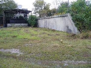 Obrázok - názov: Pohľad od JZ na SV, na starší monitorovací vrt, a na zatrávnený priestor, kde sa v minulosti nachádzali nádrže na antracénvý olej (predtým na TCE).