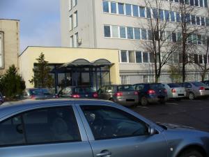 Obrázok - názov: Pohľad z parkoviska na budovu bývaleho Mäsokombinátu.