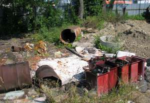 Obrázok - názov: Rozsypané a rozliate chemikálie skladované na voľne prístupnom otvorenom priestranstve v areáli SNAHA v.d.