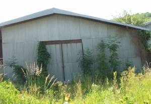 Obrázok - názov: V súčasnosti uzatvorený sklad chemikálií skladovaných nevhodným spôsobom