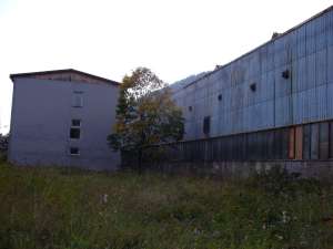 Obrázok - názov: Pohľad na budovu, pri ktorej je umiestnený vrt H-5 s najväčšou kontamináciou TCE